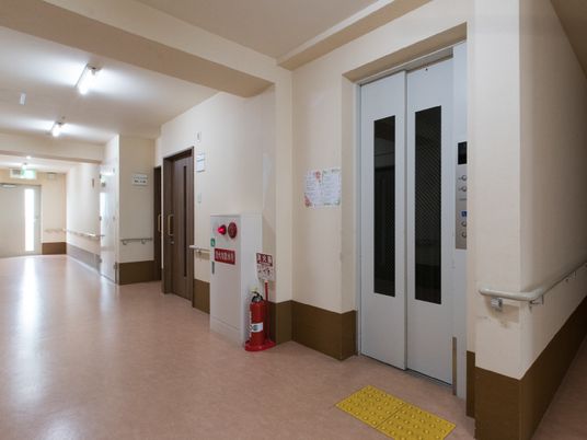 広々とした明るい廊下