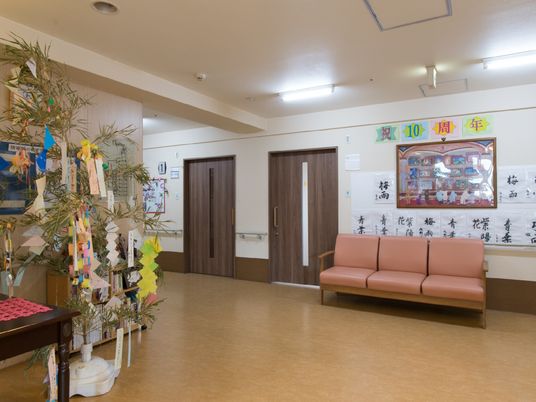 広々した明るい廊下