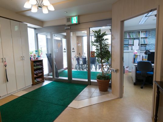 快適な施設のエントランス