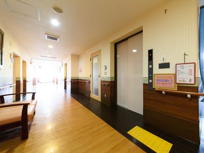 明るく広い施設の廊下