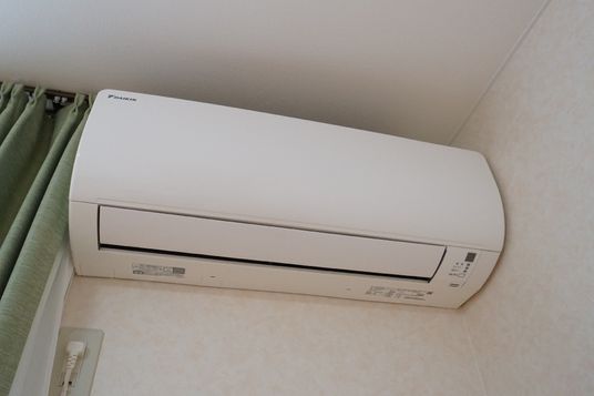 壁に設置されたエアコン