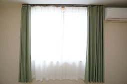 落ち着いた色のカーテン