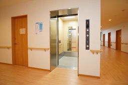 廊下にあるエレベーター