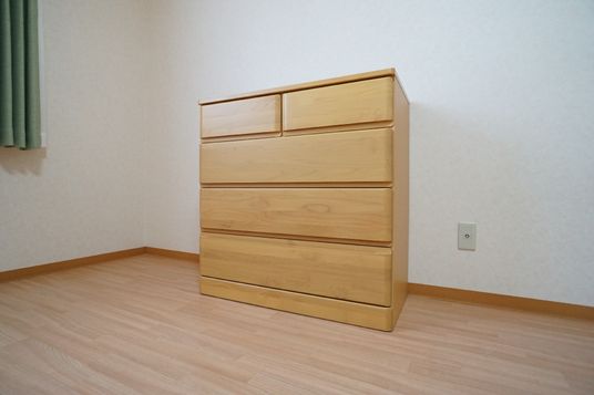 木製のチェストがある居室