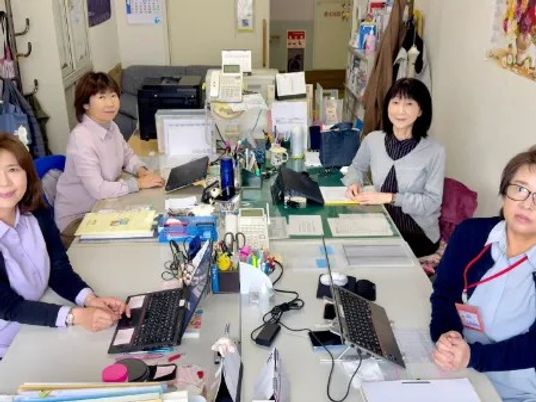 スタッフが集う事務室  