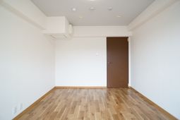 シンプルな空の居室