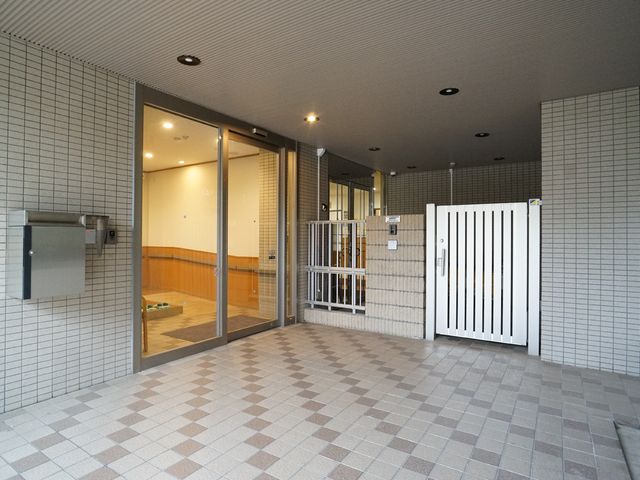 エントランスの明るい様子 玄関 広々としたエントランスは、明るく開放的な雰囲気で出迎えてくれます。アクセスも容易で、心地よい環境が整っています。
