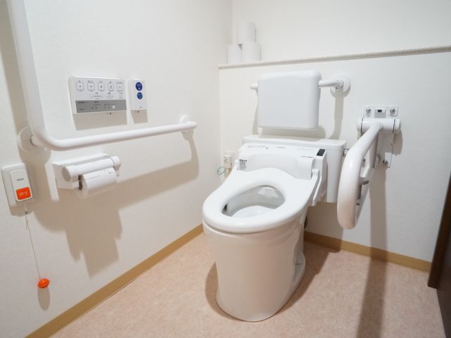 手すり付きの清潔なトイレ トイレ 手すりがついたトイレは利用者の安全を考慮し、援助が必要な方も快適にご利用いただけるよう設計されています。