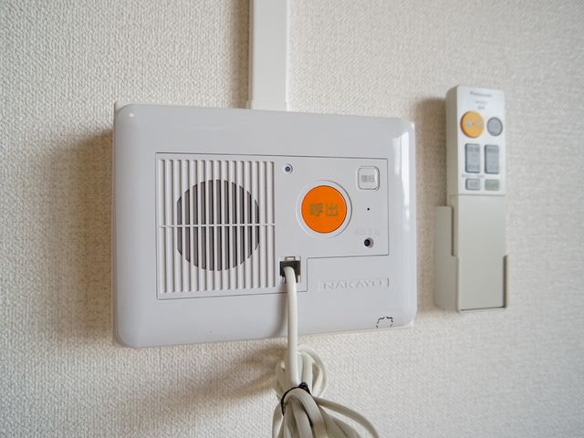 非常コール装置壁面設置 呼び出しボタン 安全に配慮した非常コールが壁に設置され、入居者の方々の安心を支えます。緊急時には迅速な対応が可能です。
