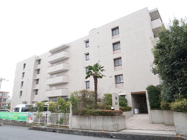 建物の外観 外観 ゆったりとしたエントランスが歓迎しています。この建物で働くことは、多くの人の暮らしを支えるやりがいのある仕事です。