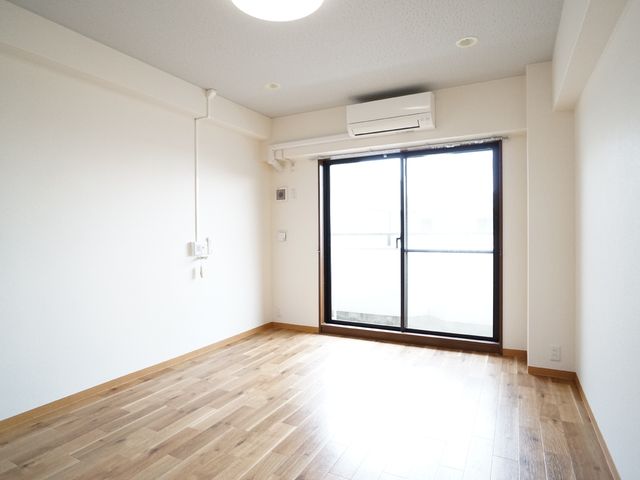 明るい空間の居室 居室 広々とした居室は、自然光が差し込む大きな窓があり、清潔感が感じられる明るい環境です。快適な個室でゆったりとした時間を過ごすことができます。