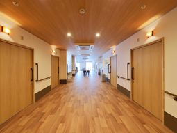 明るい廊下と扉たち