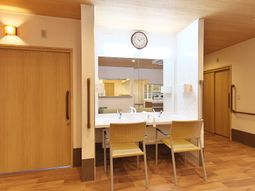 清潔な洗面台と時計