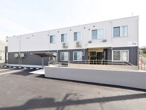 明るい外観の建物