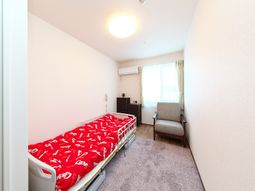 明るい居室の様子