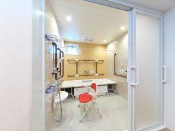 明るい清潔感溢れる浴室