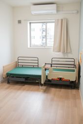 清潔な居室のベッド