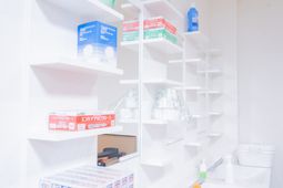 整理された棚の医療用品