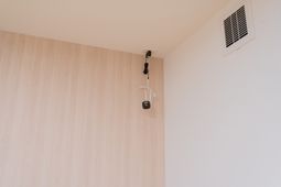 壁に取り付けられた通話器