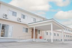 エントランスが広々とした建物