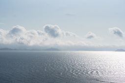 海と空の明るい景色