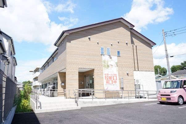 明るい外観の建物
