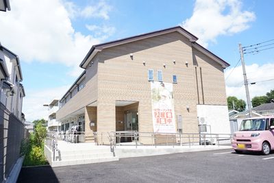 明るい外観の建物