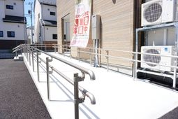 入口スロープの安全手すり