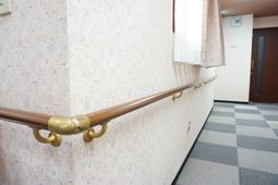 廊下の手すりと壁紙