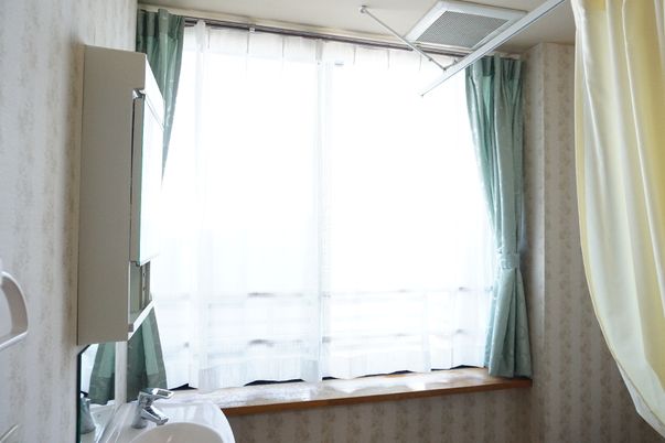 明るい居室の窓辺