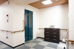 手すり付きの廊下の角