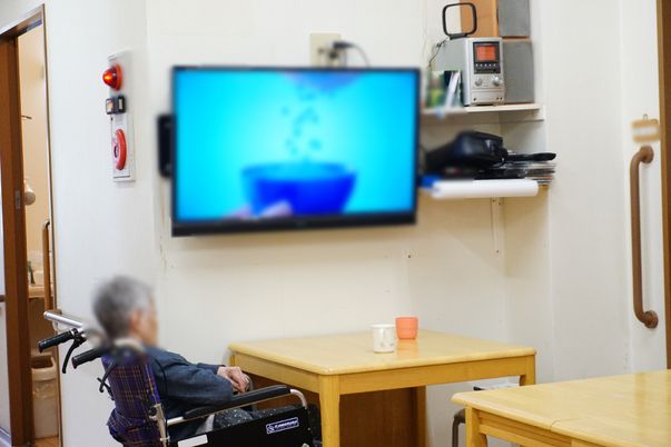 車椅子の利用者とテレビ