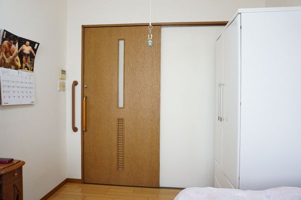 木目調の居室ドア