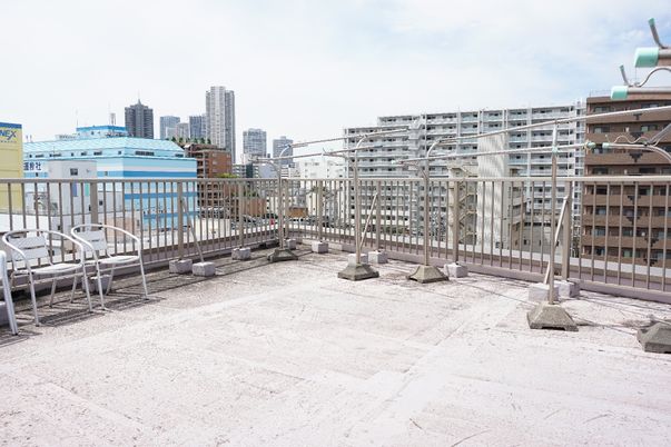 屋上の余暇スペース風景