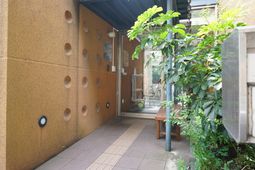 円形装飾のエントランス
