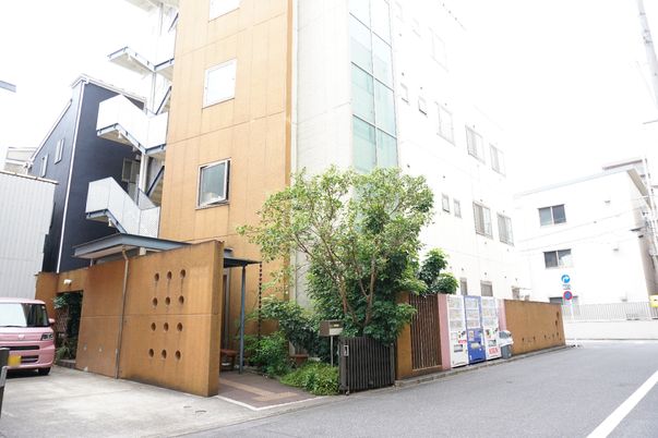 都会の中の施設外観