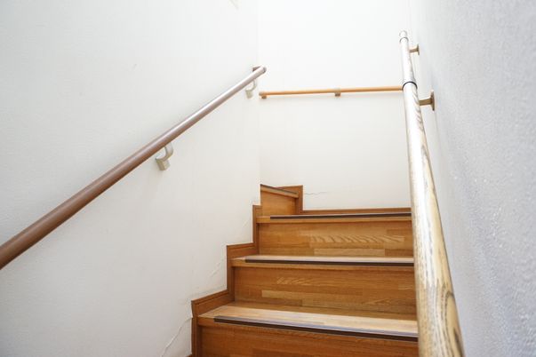 安全な手すり付きの階段