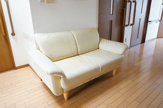 応接セットのある廊下