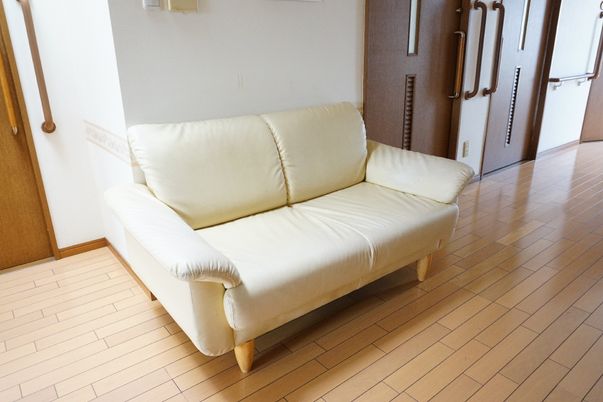 応接セットのある廊下