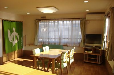 自然光の明るいリビング