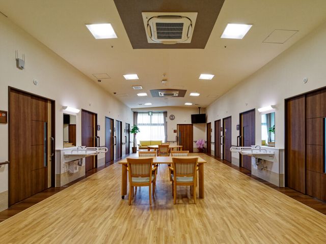 明るい共用ダイニング ダイニングルーム 自然光がたっぷり入る広々としたダイニングです。ゆったりとした空間で心地よく過ごせます。