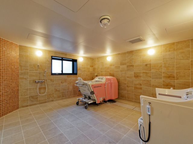 ゆったりした浴室 浴室 明るい照明のもと、ゆったりスペースで安心して利用できる設備が整っています。