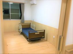 清潔な居室のベッド