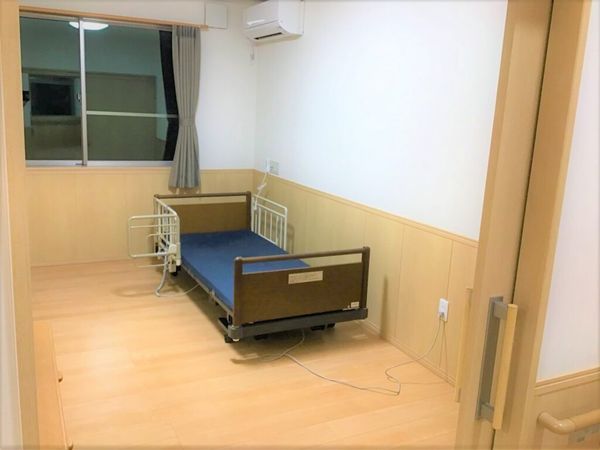 清潔な居室のベッド