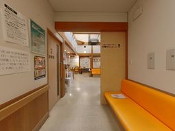 明るい廊下とベンチ