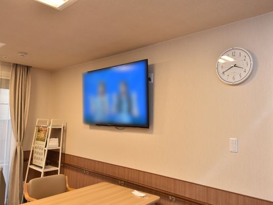 壁掛けテレビのある居室