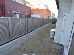 庭と建物の外観
