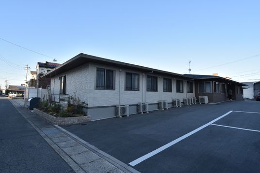 一階建ての建物の外観