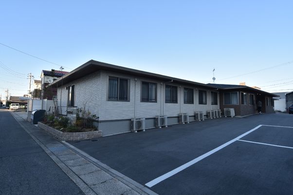 一階建ての建物の外観