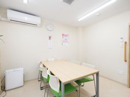 明るい多目的室の様子